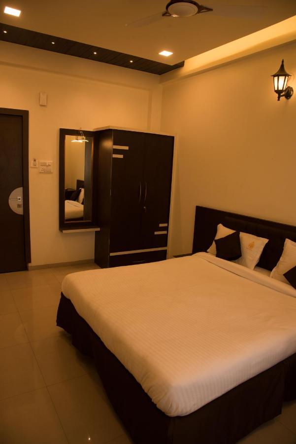 Hotel Rajratna Executive Supe Exterior photo